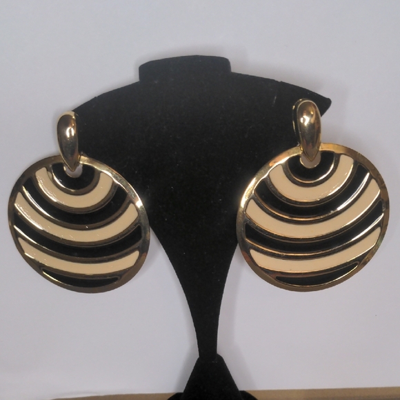 Vintage 80s Large Round Metal Earrings Ivory & Black Stripes Modernist Clip-On - Picture 1 of 8